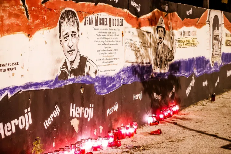 Hrvatska se prisjeća vukovarske žrtve: U Splitu uoči spomendana zapaljeno mno&scaron;tvo svijeća i lampiona