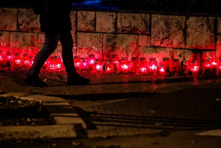 Hrvatska se prisjeća vukovarske žrtve: U Splitu uoči spomendana zapaljeno mno&scaron;tvo svijeća i lampiona