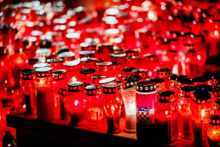 Hrvatska se prisjeća vukovarske žrtve: U Splitu uoči spomendana zapaljeno mno&scaron;tvo svijeća i lampiona