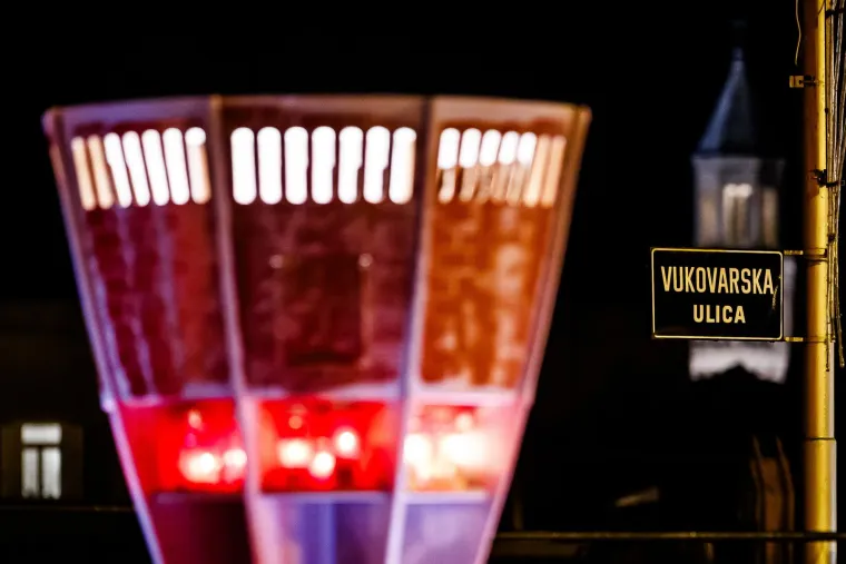 Hrvatska se prisjeća vukovarske žrtve: U Splitu uoči spomendana zapaljeno mno&scaron;tvo svijeća i lampiona
