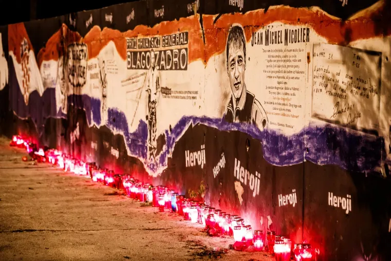 Hrvatska se prisjeća vukovarske žrtve: U Splitu uoči spomendana zapaljeno mno&scaron;tvo svijeća i lampiona