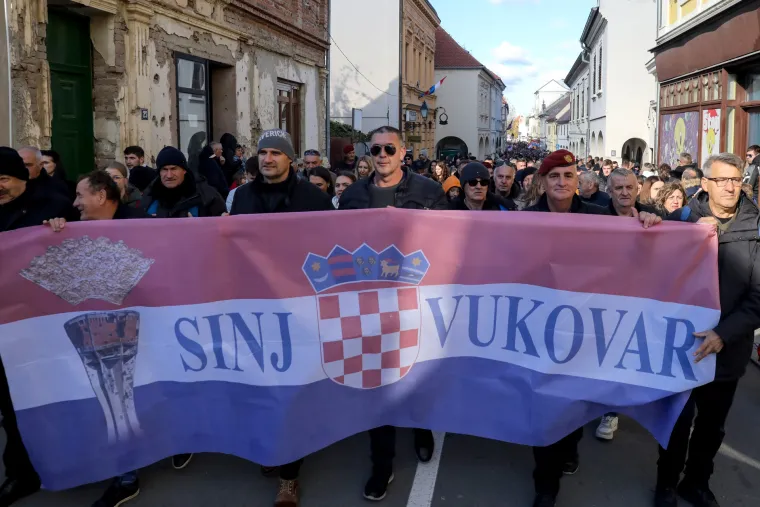 FOTO Ponos i tuga, zastave i ruže: HOS-ovci na čelu Kolone sjećanja, novi ministar se malo zabunio. Odjekuje i 'ZDS'