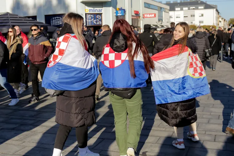FOTO Ponos i tuga, zastave i ruže: HOS-ovci na čelu Kolone sjećanja, novi ministar se malo zabunio. Odjekuje i 'ZDS'