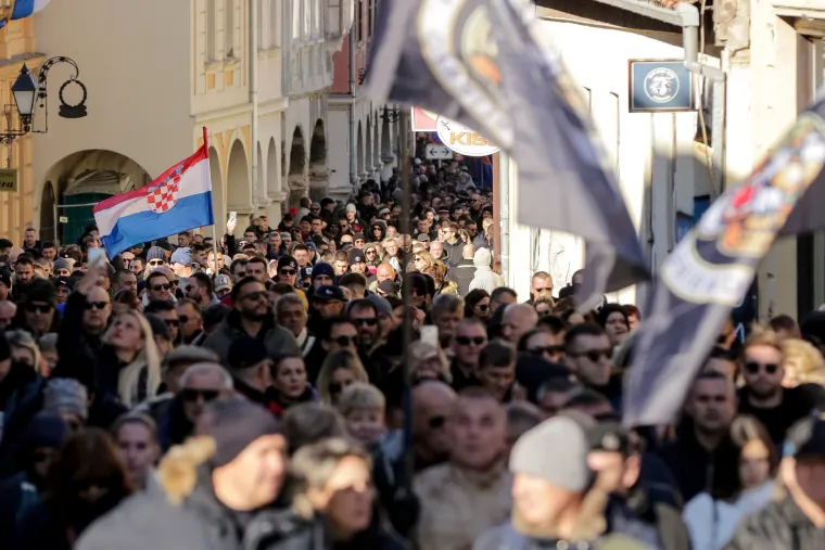FOTO Ponos i tuga, zastave i ruže: HOS-ovci na čelu Kolone sjećanja, novi ministar se malo zabunio. Odjekuje i 'ZDS'