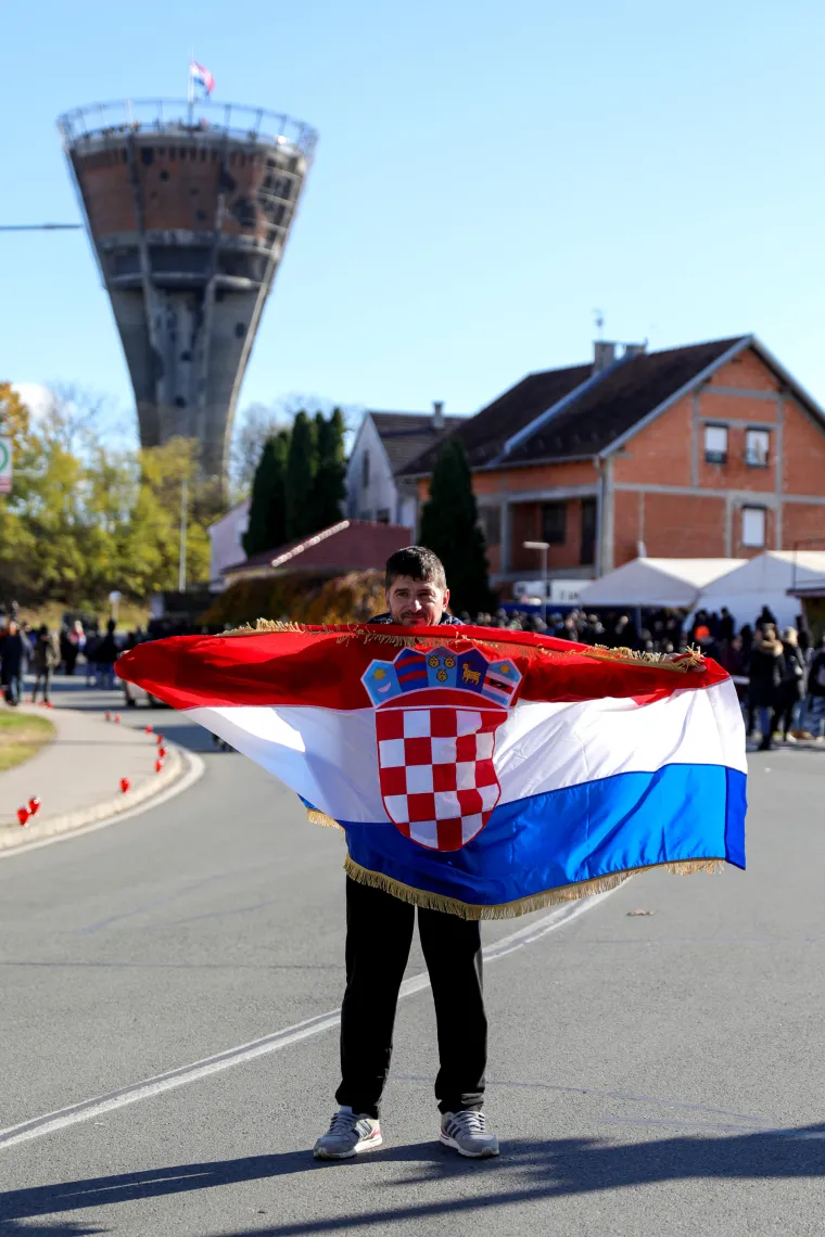 FOTO Ponos i tuga, zastave i ruže: HOS-ovci na čelu Kolone sjećanja, novi ministar se malo zabunio. Odjekuje i 'ZDS'