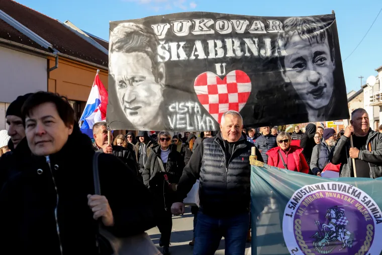 FOTO Ponos i tuga, zastave i ruže: HOS-ovci na čelu Kolone sjećanja, novi ministar se malo zabunio. Odjekuje i 'ZDS'