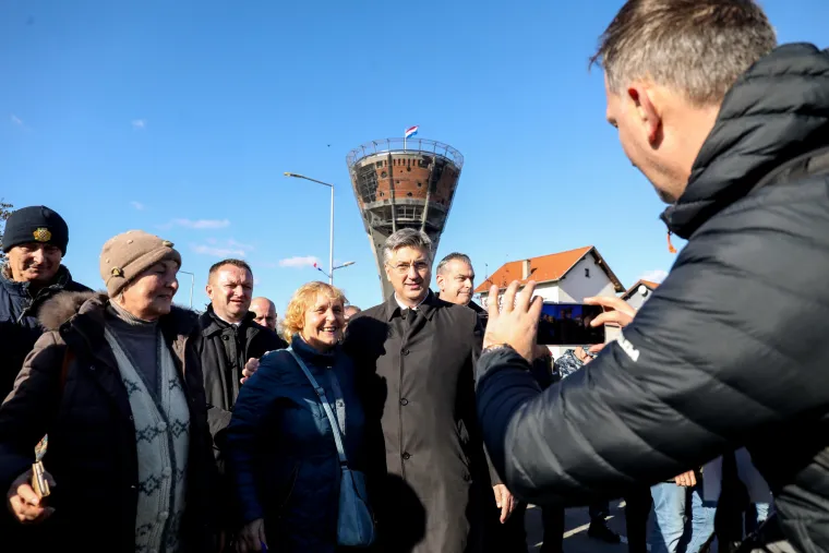 FOTO Ponos i tuga, zastave i ruže: HOS-ovci na čelu Kolone sjećanja, novi ministar se malo zabunio. Odjekuje i 'ZDS'