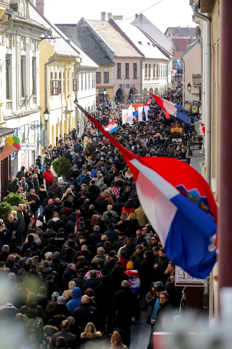 FOTO Ponos i tuga, zastave i ruže: HOS-ovci na čelu Kolone sjećanja, novi ministar se malo zabunio. Odjekuje i 'ZDS'