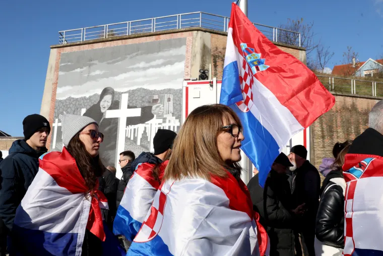 FOTO Ponos i tuga, zastave i ruže: HOS-ovci na čelu Kolone sjećanja, novi ministar se malo zabunio. Odjekuje i 'ZDS'