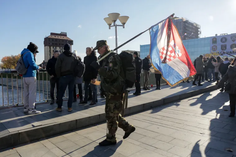 FOTO Ponos i tuga, zastave i ruže: HOS-ovci na čelu Kolone sjećanja, novi ministar se malo zabunio. Odjekuje i 'ZDS'