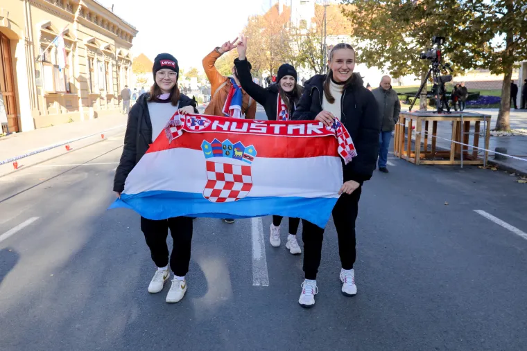 FOTO Ponos i tuga, zastave i ruže: HOS-ovci na čelu Kolone sjećanja, novi ministar se malo zabunio. Odjekuje i 'ZDS'