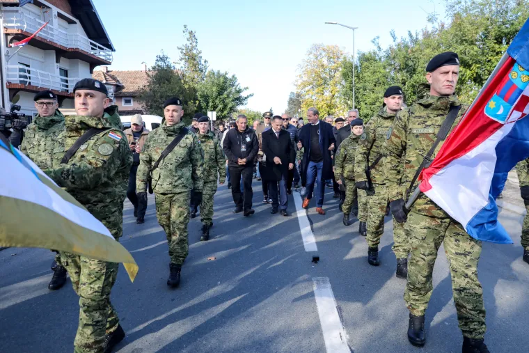FOTO Ponos i tuga, zastave i ruže: HOS-ovci na čelu Kolone sjećanja, novi ministar se malo zabunio. Odjekuje i 'ZDS'