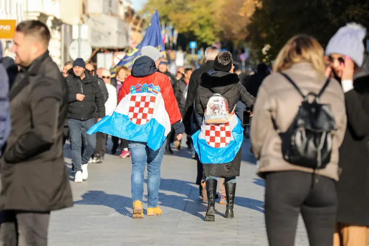 FOTO Ponos i tuga, zastave i ruže: HOS-ovci na čelu Kolone sjećanja, novi ministar se malo zabunio. Odjekuje i 'ZDS'