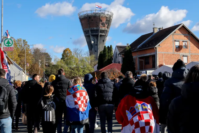 FOTO Ponos i tuga, zastave i ruže: HOS-ovci na čelu Kolone sjećanja, novi ministar se malo zabunio. Odjekuje i 'ZDS'