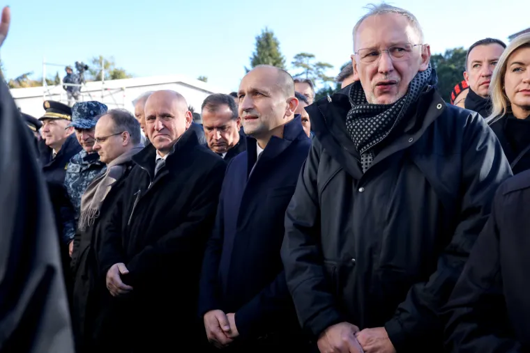 FOTO Ponos i tuga, zastave i ruže: HOS-ovci na čelu Kolone sjećanja, novi ministar se malo zabunio. Odjekuje i 'ZDS'