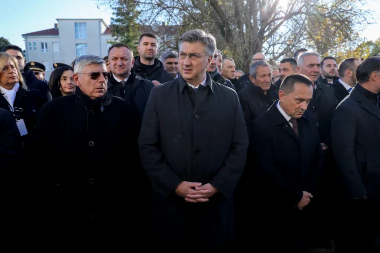 FOTO Ponos i tuga, zastave i ruže: HOS-ovci na čelu Kolone sjećanja, novi ministar se malo zabunio. Odjekuje i 'ZDS'