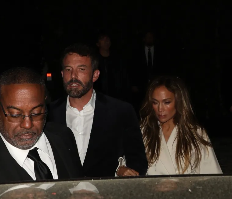 Skupina djevojaka zaustavila je svoj automobil i kroz prozor dovikivala slavnom glumcu da ga vole. Dok je Ben Affleck uspješno odglumio nezainteresiranost, njegova supruga nije ostala suzdržana. Pjevačica im je kroz otvorena vrata naredila da se udalje od njenog supruga, a djelovala je izuzetno rastreseno tijekom tog incidenta.