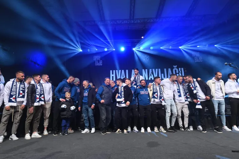 Slovenija je nakon 24 godine opet na Europskom prvenstvu: U centru Ljubljane veličanstven doček nogometa&scaron;a