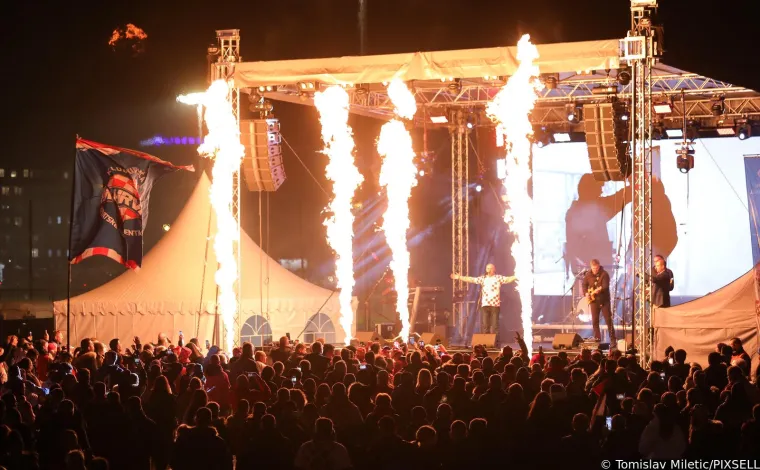 Politička elita na odlučujućoj utakmici Vatrenih: Milanović i Jandroković sjede jedan pored drugoga, čime ga je to predsjednik nasmijavao?