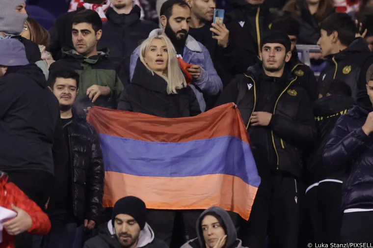 Maksimir 'gori': Pogledajte kako izgledaju tribine, jedna misteriozna ljepotica sa zastavom Armenije privukla veliku pažnju