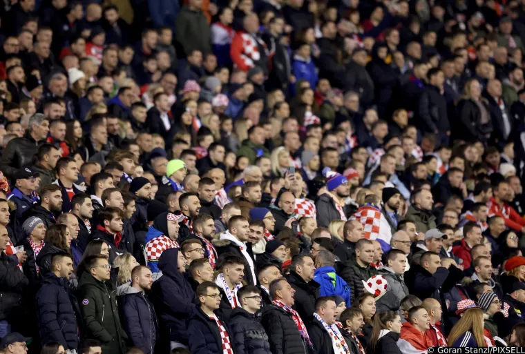 Maksimir 'gori': Pogledajte kako izgledaju tribine, jedna misteriozna ljepotica sa zastavom Armenije privukla veliku pažnju