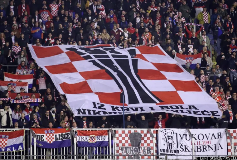 Maksimir 'gori': Pogledajte kako izgledaju tribine, jedna misteriozna ljepotica sa zastavom Armenije privukla veliku pažnju