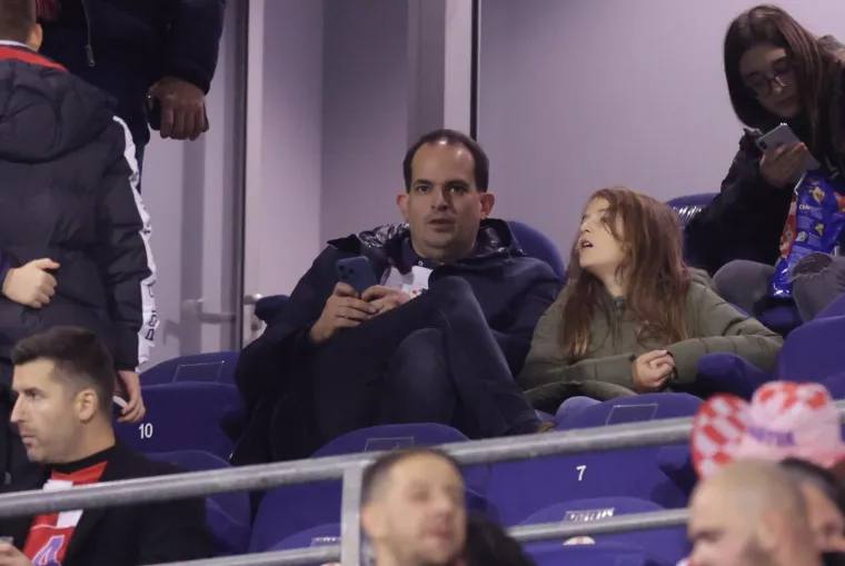 Maksimir 'gori': Pogledajte kako izgledaju tribine, jedna misteriozna ljepotica sa zastavom Armenije privukla veliku pažnju