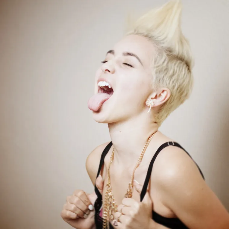 Miley Cyrus pro&scaron;la je kroz turbulentno odrastanje, nije imala sreće ni u ljubavi: Biv&scaron;i muž ju je prevario, a i dalje ga ne može preboljeti