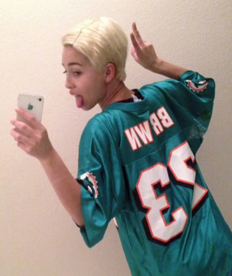 Miley Cyrus pro&scaron;la je kroz turbulentno odrastanje, nije imala sreće ni u ljubavi: Biv&scaron;i muž ju je prevario, a i dalje ga ne može preboljeti