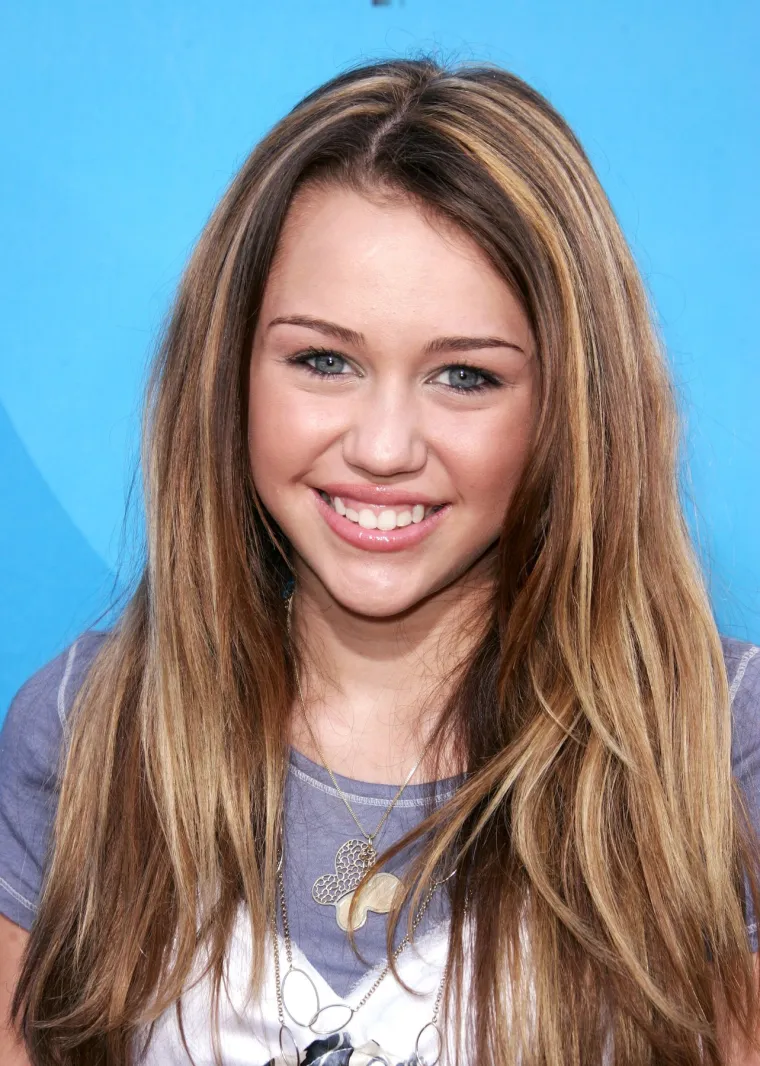 Miley Cyrus pro&scaron;la je kroz turbulentno odrastanje, nije imala sreće ni u ljubavi: Biv&scaron;i muž ju je prevario, a i dalje ga ne može preboljeti