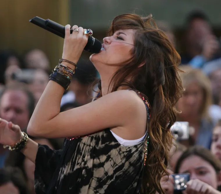 Miley Cyrus pro&scaron;la je kroz turbulentno odrastanje, nije imala sreće ni u ljubavi: Biv&scaron;i muž ju je prevario, a i dalje ga ne može preboljeti