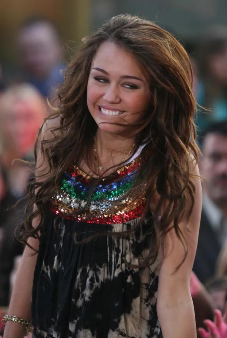 Miley Cyrus pro&scaron;la je kroz turbulentno odrastanje, nije imala sreće ni u ljubavi: Biv&scaron;i muž ju je prevario, a i dalje ga ne može preboljeti