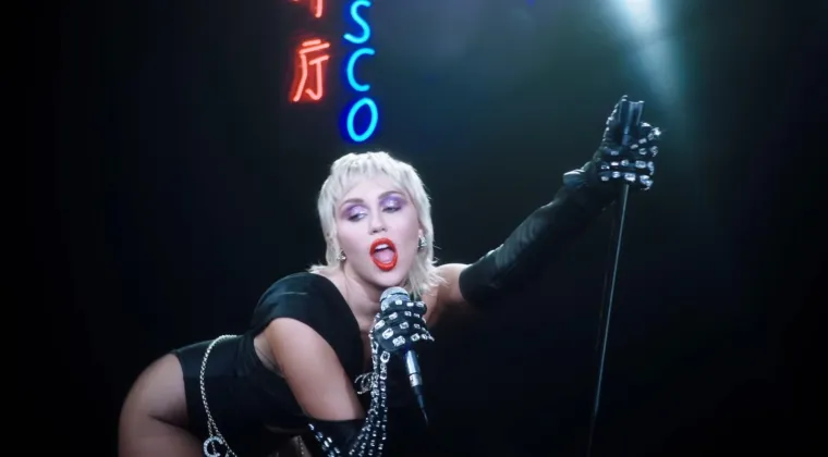 Miley Cyrus pro&scaron;la je kroz turbulentno odrastanje, nije imala sreće ni u ljubavi: Biv&scaron;i muž ju je prevario, a i dalje ga ne može preboljeti