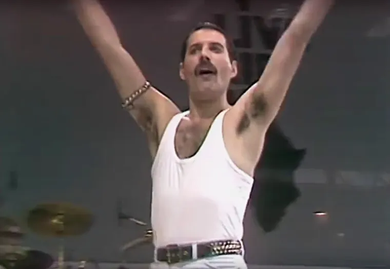Freddie Mercury iz grupe Queen nastupa na pozornici stadiona Wembley 13. srpnja 1985.