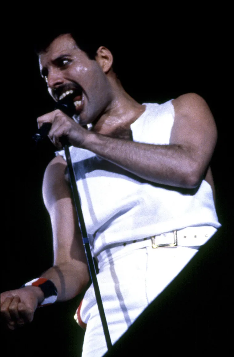  Freddie Mercury 27. srpnja 1986. godine na turneji "A Kind Of Magic Tour" u dvorani "Nepstadion" u Budimpe&scaron;ti.