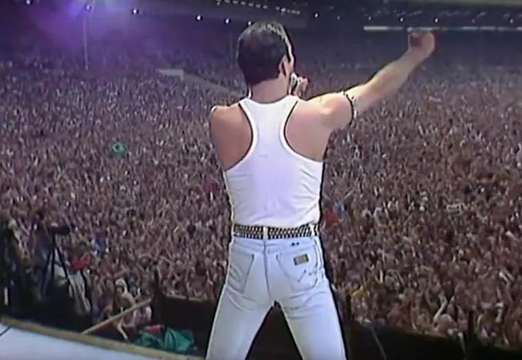 Freddie Mercury 27. srpnja 1986. godine na turneji "A Kind Of Magic Tour" u dvorana "Nepstadion" u Budimpe&scaron;ti.
