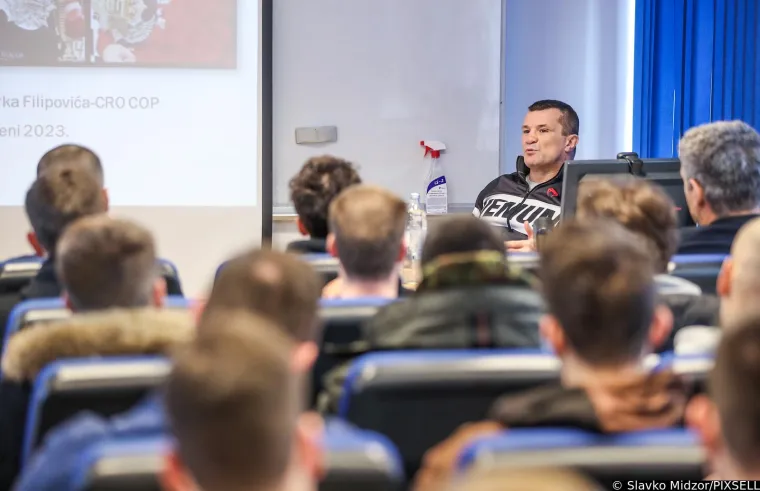 Mirko Filipović napunio dvoranu i dijelio svoje znanje: Pogledajte u kakvoj se ulozi naš Crocop našao