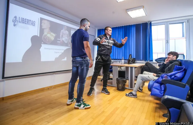 Mirko Filipović napunio dvoranu i dijelio svoje znanje: Pogledajte u kakvoj se ulozi naš Crocop našao