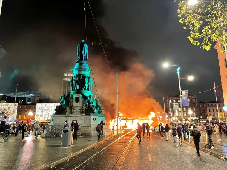 FOTO Nestvarne scene u Dublinu! Policija: 'Potpuna huliganska luđačka frakcija' pljačka trgovine