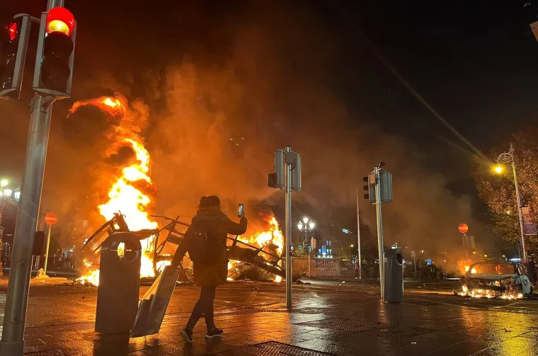 FOTO Nestvarne scene u Dublinu! Policija: 'Potpuna huliganska luđačka frakcija' pljačka trgovine