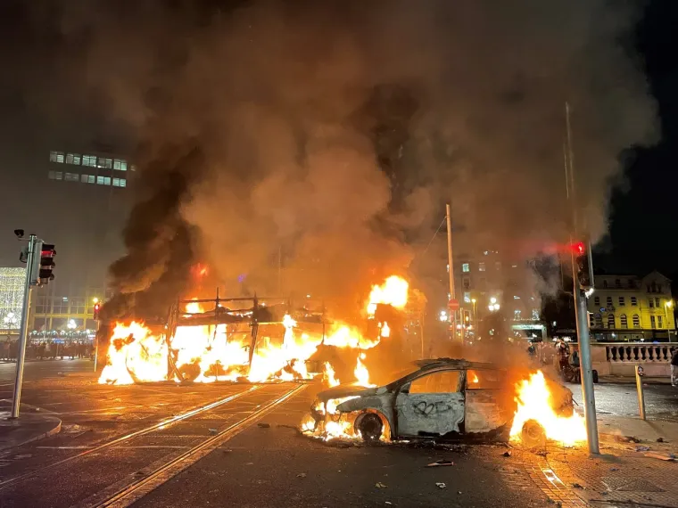 FOTO Nestvarne scene u Dublinu! Policija: 'Potpuna huliganska luđačka frakcija' pljačka trgovine