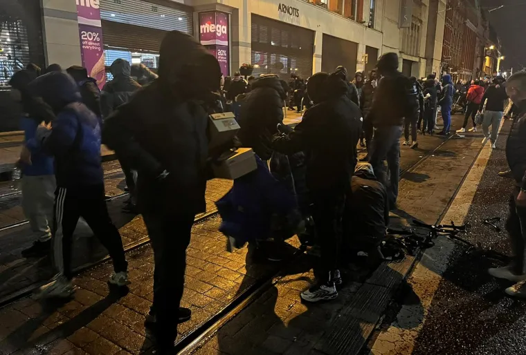 FOTO Nestvarne scene u Dublinu! Policija: 'Potpuna huliganska luđačka frakcija' pljačka trgovine