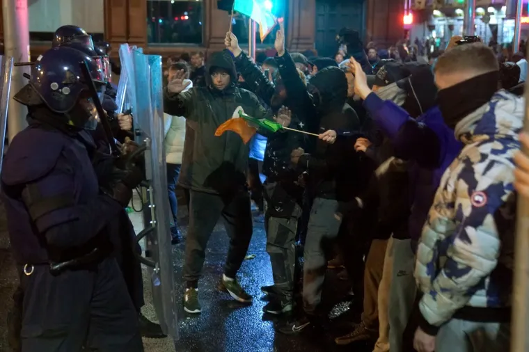 FOTO Nestvarne scene u Dublinu! Policija: 'Potpuna huliganska luđačka frakcija' pljačka trgovine