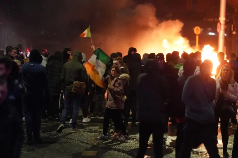 FOTO Nestvarne scene u Dublinu! Policija: 'Potpuna huliganska luđačka frakcija' pljačka trgovine