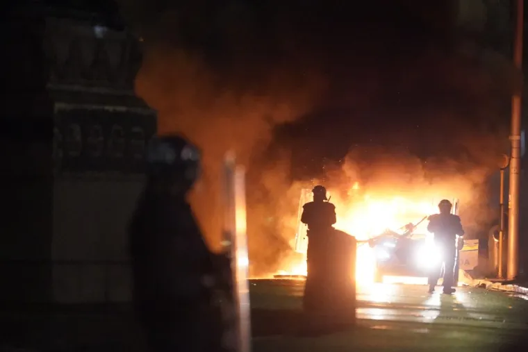 FOTO Nestvarne scene u Dublinu! Policija: 'Potpuna huliganska luđačka frakcija' pljačka trgovine