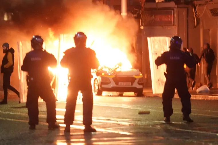 FOTO Nestvarne scene u Dublinu! Policija: 'Potpuna huliganska luđačka frakcija' pljačka trgovine