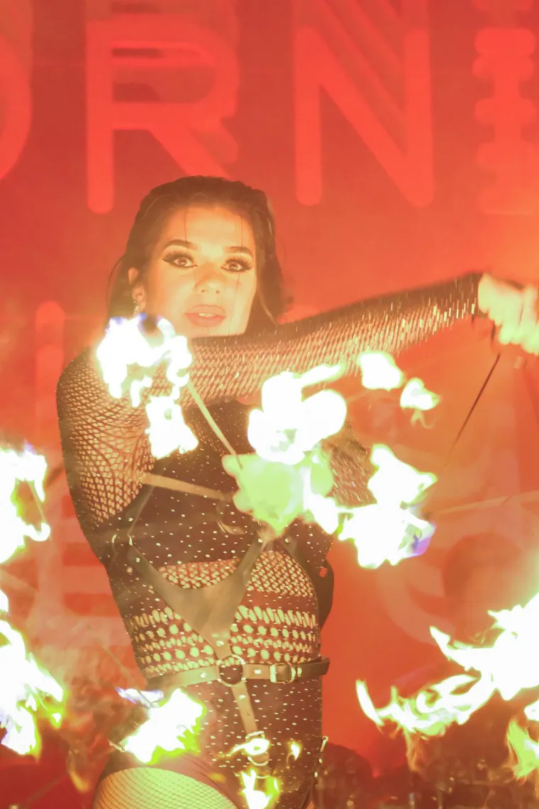 Vatrena plesačica plesala s vatrom na konceru Marka Kutlića