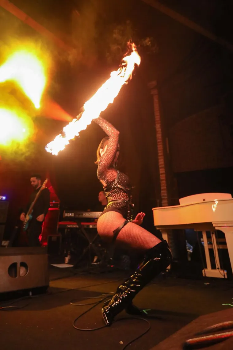 Vatrena plesačica plesala s vatrom na koncertu Marka Kutlića