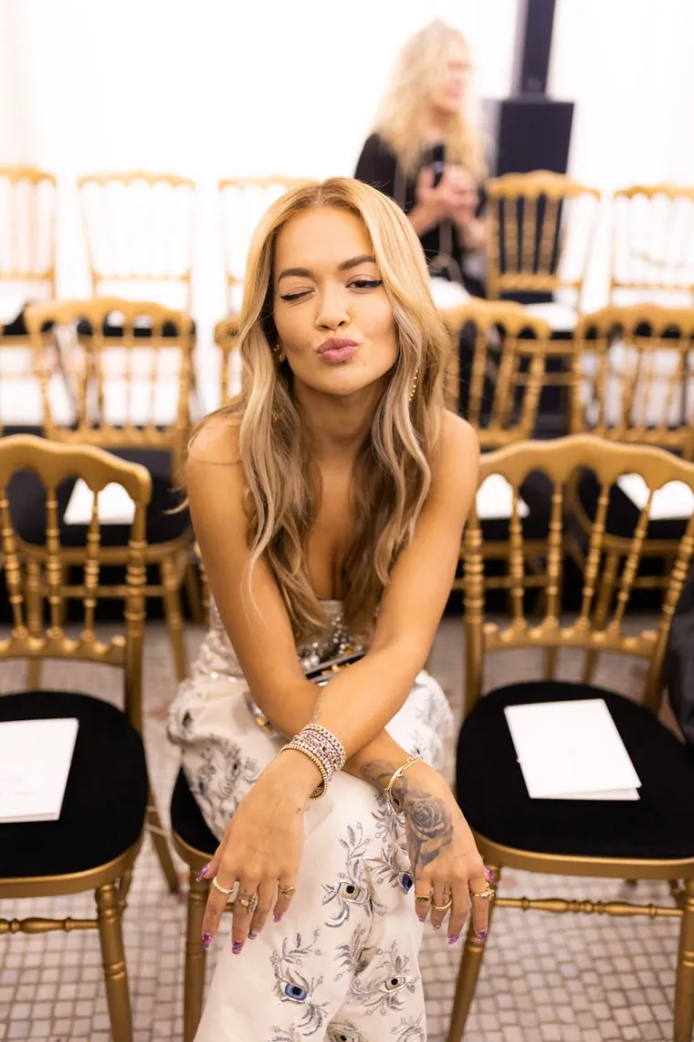 Iako je u svijetu poznata kao Rita Ora, pravo ime pjevačice zapravo je Rita Sahatciu. Ritin otac otkrio je da je dodao ime &apos;Ora&apos; jer je Sahatciu bilo teško za izgovoriti. 