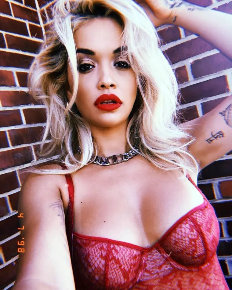 Rita Ora je imala četiri singla koji su bili broj 1 u Velikoj Britaniji. U intervjuu za Tatler, Rita je pričala o dugovječnosti svoje karijere i otkrila da joj je jedna od najvećih inspiracija Jennifer Lopez. Rekla je: &quot;Mnogi ljudi koji su započeli u isto vrijeme kad i ja - više to ne rade. Uvijek pokušavam pronaći nešto što mi odgovara. Tijekom mog odrastanja insprirala me Jennifer Lopez – žena za koju se očekivalo da neće raditi tako dobro.&quot; 